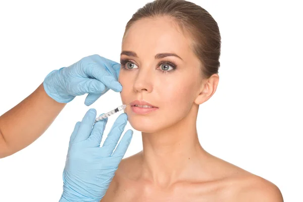 Attraente giovane donna ottiene l'iniezione estetica di botox, isolare — Foto Stock