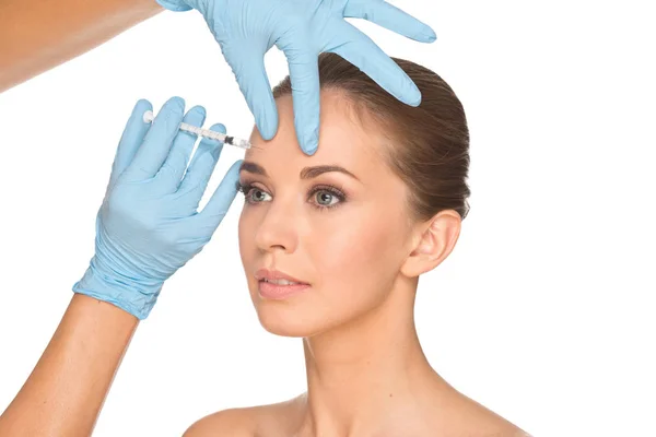 Mulher jovem atraente recebe injeção cosmética de botox, isolar — Fotografia de Stock