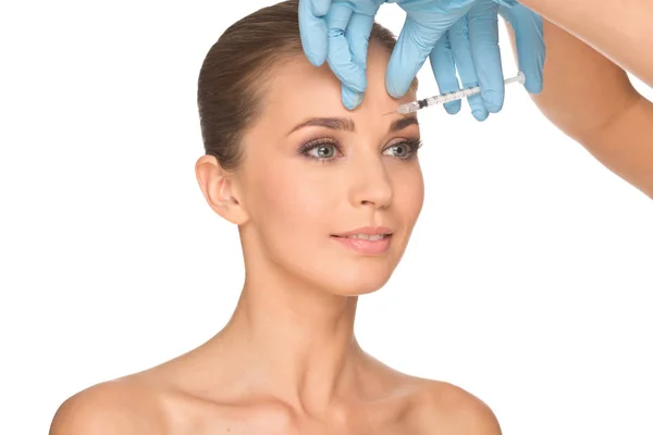 Mujer joven atractiva recibe inyección cosmética de botox, aislar — Foto de Stock