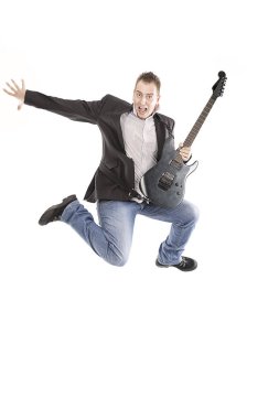 Genç adam gitar ile atlama