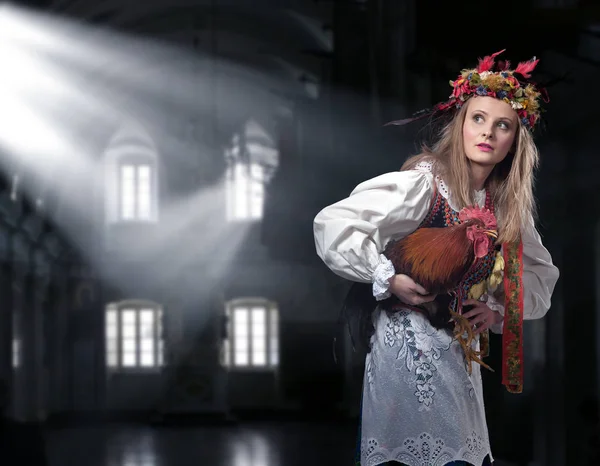 Junge Frau in Tracht des Hahns — Stockfoto