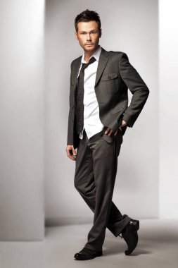çekici bir genç adam modeli 