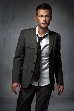 zarif adam koyu arka plan üzerinde poz 