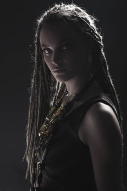 Şık makyaj ve dreads ile genç güzel kız portresi