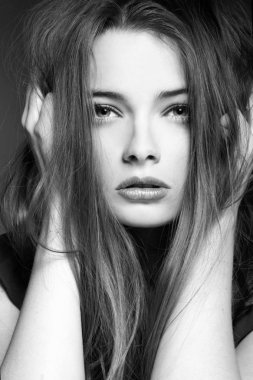 Güzel kadın b&w fotoğrafı