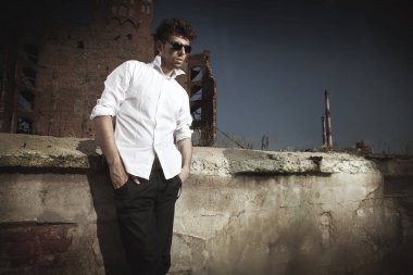 Vogue stilini yakışıklı bir adam fotoğrafı 