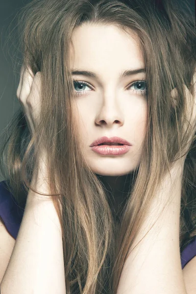 Foto der schönen Frau mit herrlichen Haaren — Stockfoto