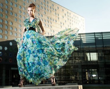 seksi genç güzellik kentsel arka plan üzerinde poz 