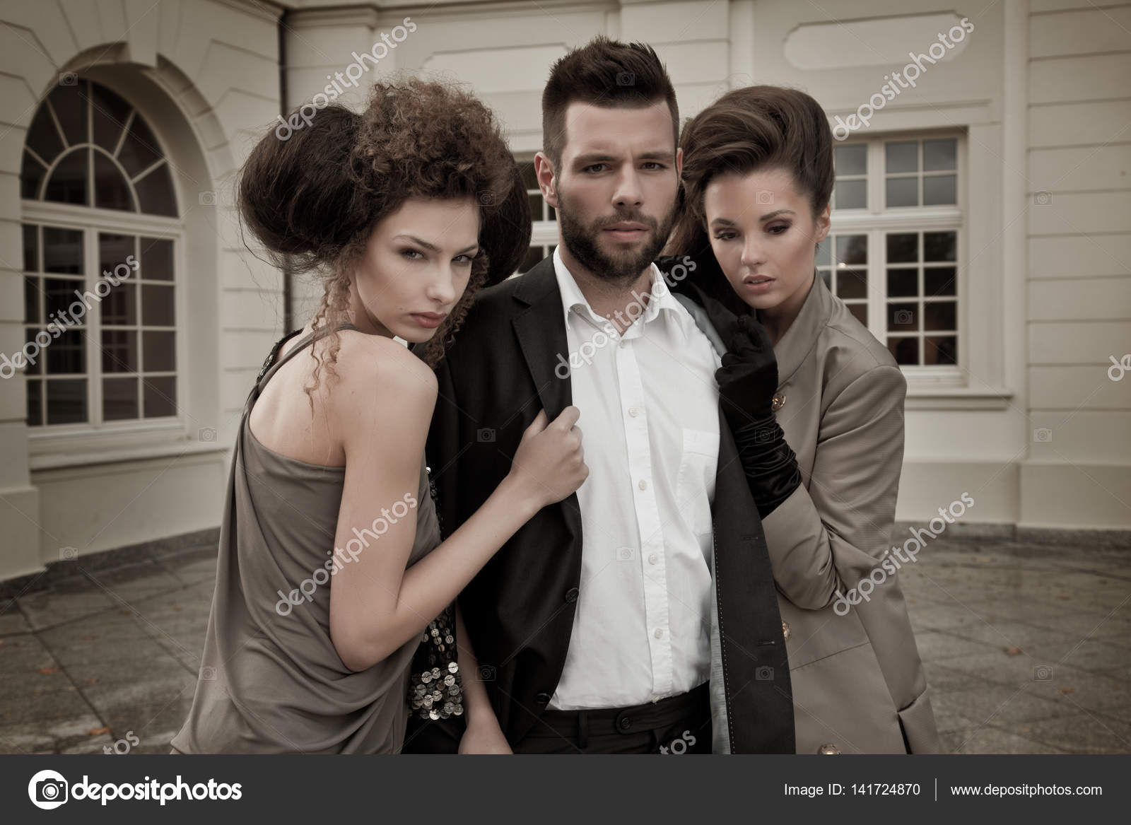 foto-dve-zhenshini-i-paren