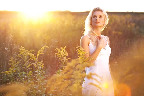 Mladá dívka ráno na zelený park — Stock fotografie