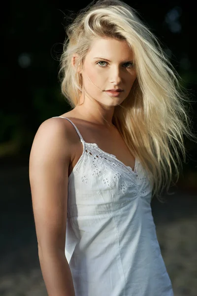 Junges skandinavisches Mädchen mit langen blonden Haaren — Stockfoto