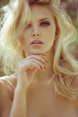 Güzel seksi kadın yakın çekim portre sarışın içinde açık