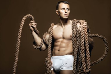 erkek vücut geliştirmeci kasların esneme