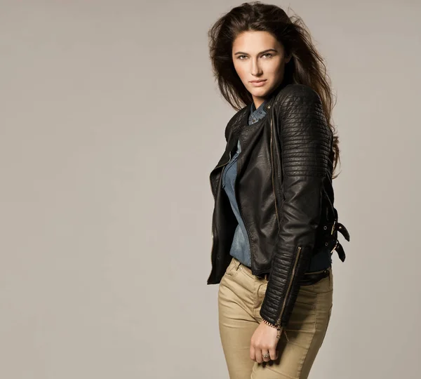 黒い革のジャケットで魅力的な若い女性 — ストック写真