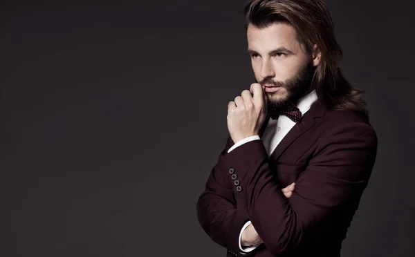 Portret przystojny stylowy mężczyzna w elegancki garnitur — Zdjęcie stockowe