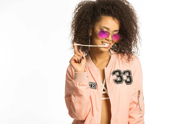 Lockigt hår kvinnor i rosa jacka med tuggummi — Stockfoto