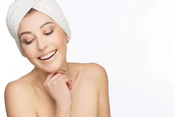 Retrato de mulheres rindo em turbante branco . — Fotografia de Stock