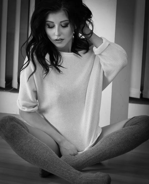 白いセーターと床に座ってタイツの女性. — ストック写真