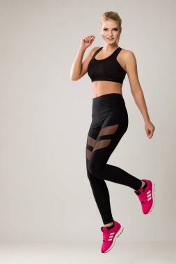 Sarışın giyiyor spor leggins büyüleyici kadın.