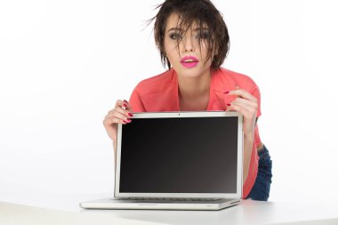 Seksi ve şehvetli modeli bilgisayar ile boş perde arkasında.