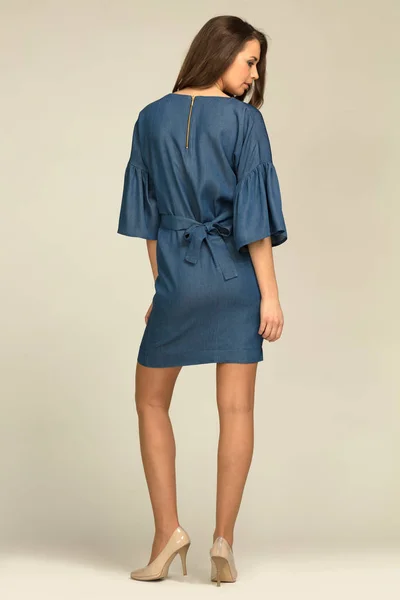 Молодая модель в синем, джинсовом платье с тонким телом . — стоковое фото