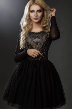 Siyah, şık elbiseli çekici modeli.