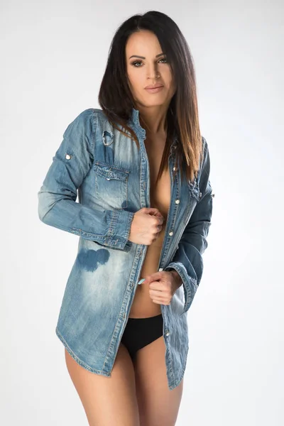 Junge Frauen mit schlankem Körper tragen Jeansjacke. — Stockfoto