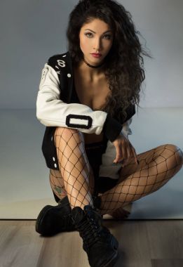 Siyah iç çamaşırı kadın oturuyor