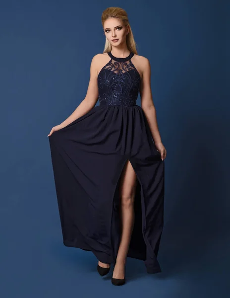 青の背景にエレガントな黒を身に着けている女性のドレスします。. — ストック写真