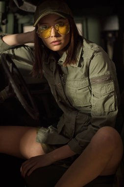 Seksi Muhafız askeri giyim ve gözlük takıyor.