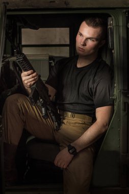 Tank ortasında oturan adam.