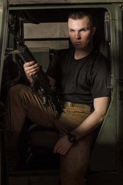 Siyah T-shirt holding silah erkeklerde.