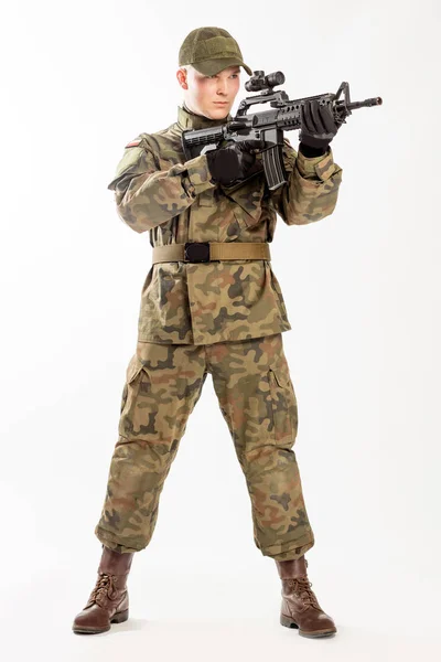 Soldato in abiti militari sullo sfondo bianco . — Foto Stock