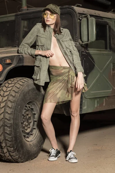 Soldato sexy in piedi vicino al serbatoio verde . — Foto Stock