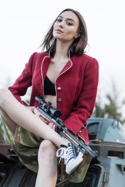 Tank üzerinde kısa saçlı model.