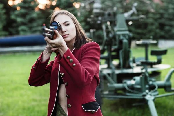 Disparando a mujeres sosteniendo un arma . —  Fotos de Stock