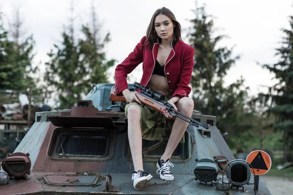 탱크에 앉아 섹시 한 모델. — 스톡 사진