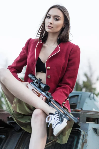 Giovani donne con la pistola in mano — Foto Stock