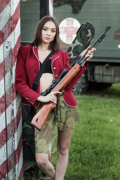 Soldato donna in giacca rossa e gonna — Foto Stock
