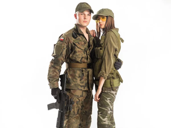 Uomo e donna in abito da soldato su sfondo bianco . — Foto Stock