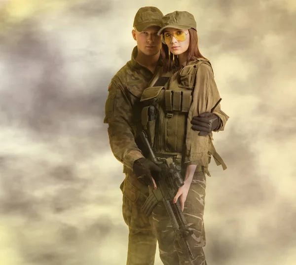 Uomo e donna in tuta da soldato su sfondo nebbioso — Foto Stock