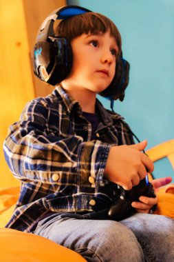Çocuk oyuncu, video oyunlarıyla oynuyor.