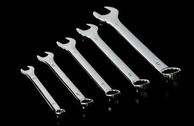 ingilizceler siyah arkaplanda ayarlandı