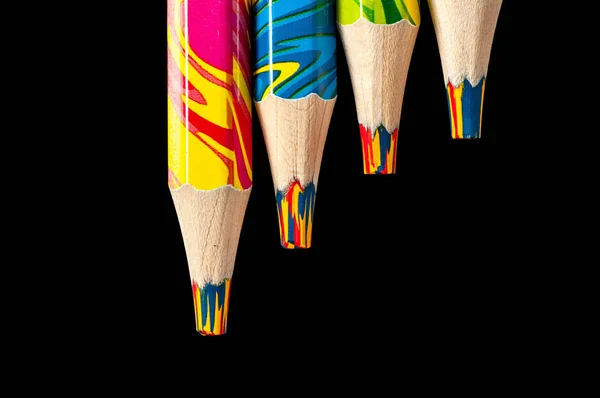 Siyah Arkaplanda Çok Renkli Kalemler — Stok fotoğraf