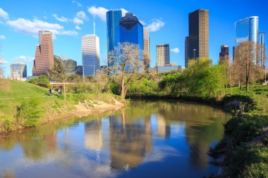 Houston Texas manzarası ile modern gökdelenler ve mavi gökyüzü görünümü 