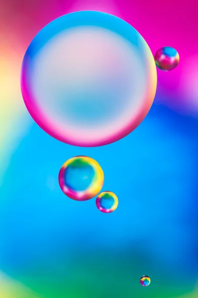 Kapky oleje a vzduchu bubliny na vodě — Stock fotografie