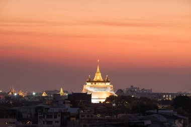 gün batımında altın Dağı Tapınağı (wat sraket rajavaravihara) 
