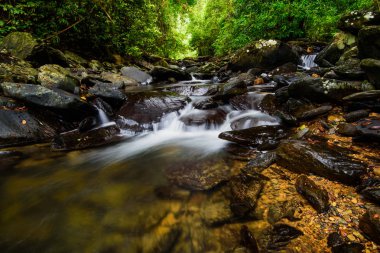 biraz kayaların üzerinden akan su düşüyor