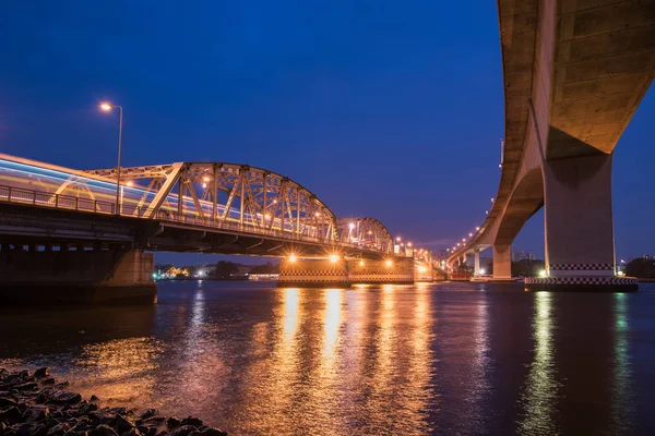 Krung Thep Bridge or Bangkok Bridge, the metal bridge over Chao — Stock Photo, Image