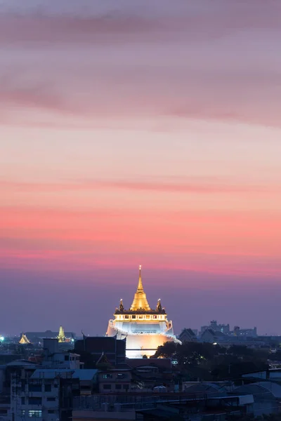 Храм золотой горы (wat sraket rajavaravihara) на закате — стоковое фото